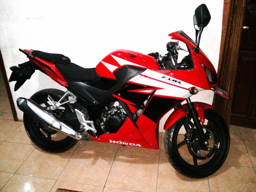Honda CBR 150R Merah 2014 akhir KM1500 Like New - Gambar1