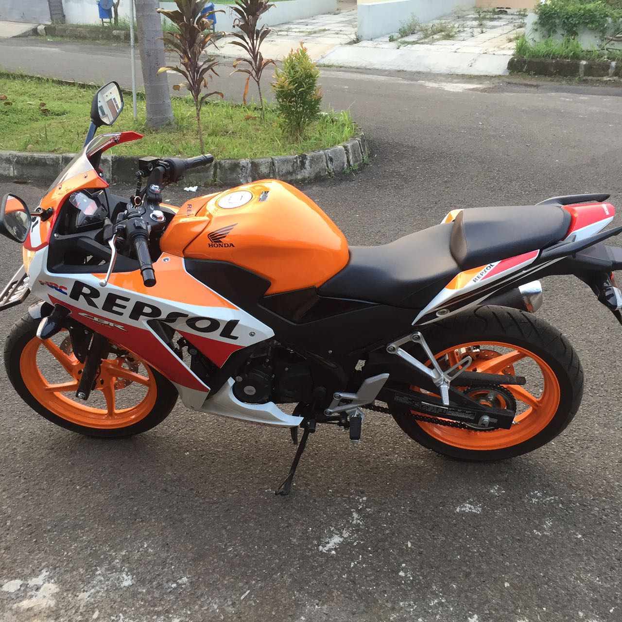 Honda CBR 2015 original dan Mulus KM 1400 - Gambar1