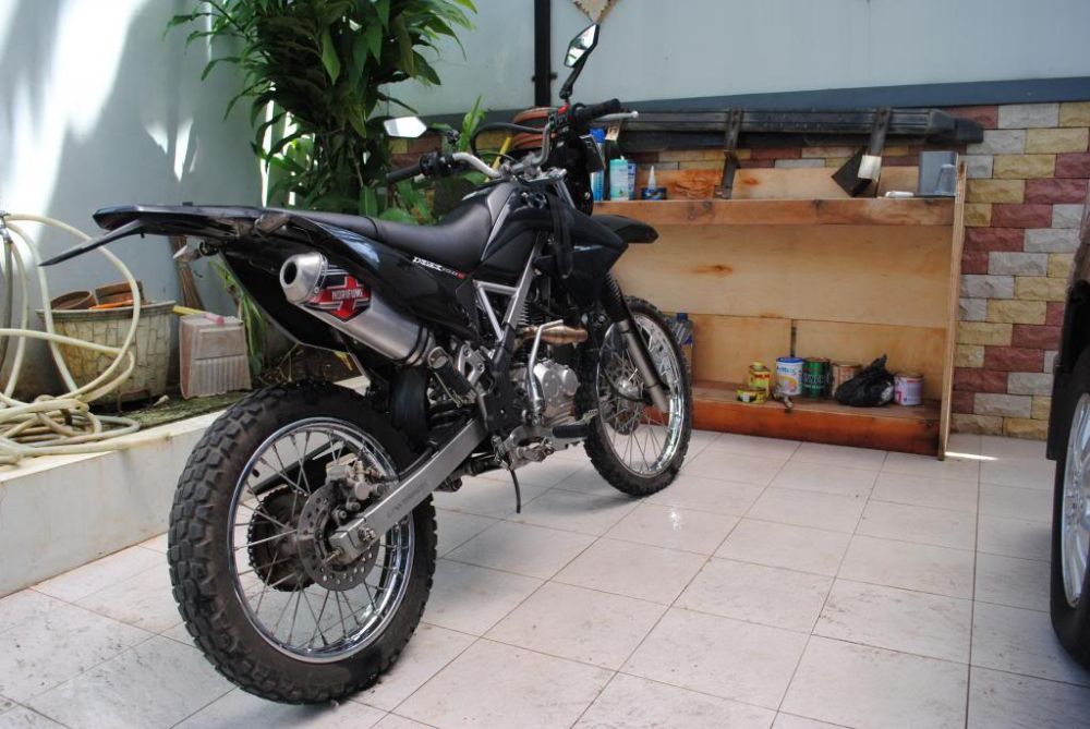 kawasaki klx 150 thn 2012 hitam.