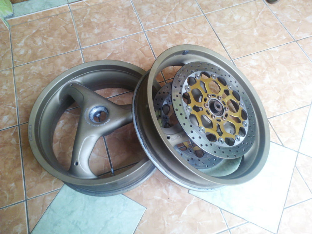 Set Velg limbah moge Ducati...