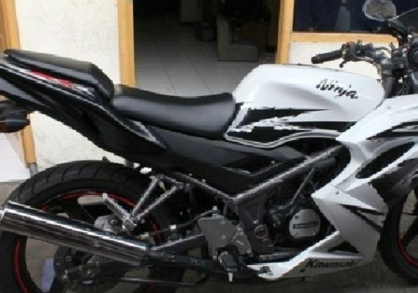 Kawasaki_Ninja_RR_150_Warna_Hitam_Putih_2012